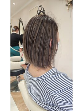 アッシュ 二俣川南口店(Ash) ◆20代30代40代/白髪ぼかしハイライト/切りっぱなし