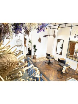 “アンティークインテリア×ドライフラワー”に包まれた落ち着いた空間ー。贅沢な時間をお過ごしください＊