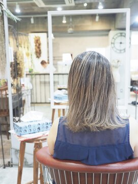 コニ(Coni) ♪Coni♪切りっぱなし外ハネミディバレイヤージュ