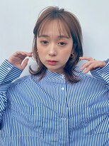 ビーチ(BEACH)&nbsp;鎖骨ミディアムくびれヘア_スモーキーグレージュシースルー前髪