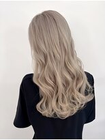 ミスグランディーヴィラス(Miss Grandee VILLAS) プラチナベージュ × ゆるふわウェーブ