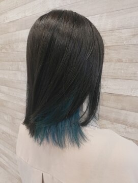 トキ(TOKI) ミディアムストレート × ブルーインナーカラー