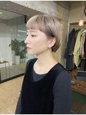 ホワイトベージュのショートボブ