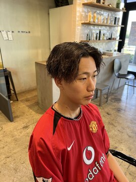 ザデイ カットアンドカルチャーショップ(THE DAY CUT&CULTURE SHOP) パーマ活かしたセンターパート