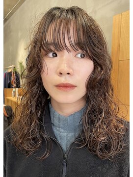 ウェウェ(wewe) 抜け感レイヤーニュアンスミディアムパーマ