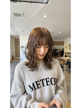 ヤテ(yate') 明るめブラウンに細かめウェーブスタイリング