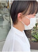 マッシュショートにベージュのインナーカラー