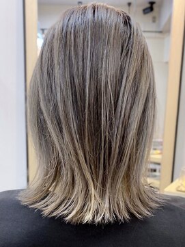 リノショアーズ 元町店(RINOSHORES) バレイヤージュくすみグレージュ外国人風外はねボブ