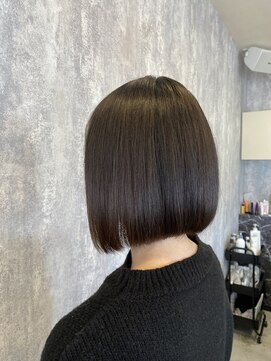 イーラ(E-LA) 前下がりボブ