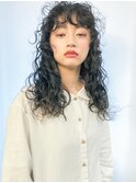 リッジ強めの黒髪ウエーブパーマヘア