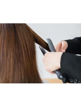 《驚きのリピート率！》自然なストレートにしたい方必見！ダメージを最小限に抑えた施術でツヤ髪へ☆