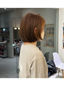 ビアノバ(via nova) 柔らかいベージュカラーのふんわり丸みボブ