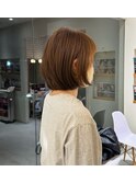 柔らかいベージュカラーのふんわり丸みボブ