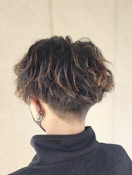 シャイン(SHINE)の写真/骨格や髪質を見極めた似合わせカット！流行のツイスパや波巻きもお任せ☆伸びてもかっこいいシルエットに◎