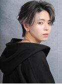 横顔が決まるホワイトシルバーインナーカラーセンターパート