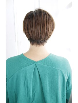 シュシュット(chouchoute) 大人ガーリーミディアムレイヤー似合わせカットダークアッシュ08