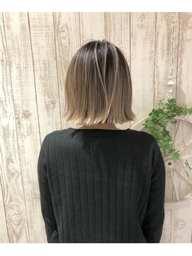 ヘアスペース エアリス(Hair space Earth) シャドウルーツベージュカラー。タッセルボブ。