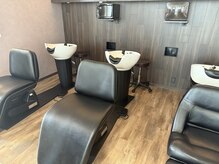 ビズヘアー プチ(bisou hair petit)の雰囲気（ゆったりとしたシャンプー台で頭皮ケアもお任せください☆）