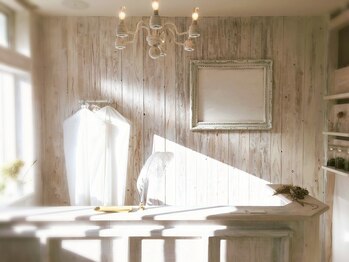 カードル アンド ブラン(cadre and blanc)の写真/癒しの隠れ家サロン*白を基調としたこだわりの店内で、あなただけの落ち着いたsalon timeをお過ごし下さい