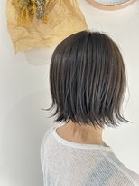 ハク(haku) 大人の透明感ベージュミディ