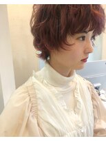 ヘアデザイン ソラ(Sola) まろやかファザーピンク暖色系 無造作ショートカール