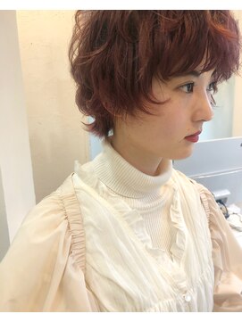 ヘアデザイン ソラ(Sola) まろやかファザーピンク暖色系 無造作ショートカール