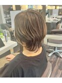 くびれミディアムレイヤーカット×透明感ワンカラー30代40代50代