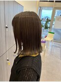 オリーブベージュ／切りっぱなしボブ