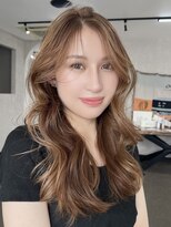 ルアナ(Luana.)&nbsp;海外レイヤーの大きなカールとミルクティーベージュが大人可愛い