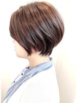 ステア ケース(stair case)&nbsp;大人かわいい 艶髪 ナチュラル ショート 前下がり 前髪長め