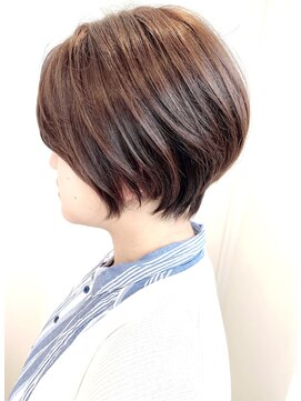 ステア ケース(stair case) 大人かわいい 艶髪 ナチュラル ショート 前下がり 前髪長め