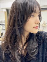 ティア(Tia.)&nbsp;(レイヤーカット/ロングヘア/かきあげ/前髪/サイドバング/小顔)