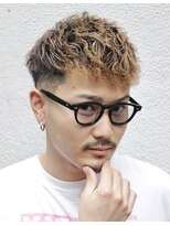 フランクスバーバー アンド ビアークラブ(FRANK'S BARBER and BEER CLUB) ツーブロックフェードソフトツイストベージュスペインカール