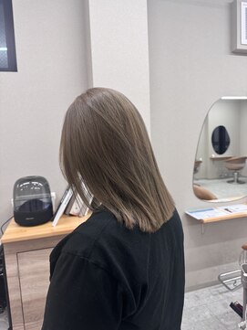 シカ 神戸三宮元町店(Cica) 三宮 ミルクティーベージュ ブリーチ 透明感