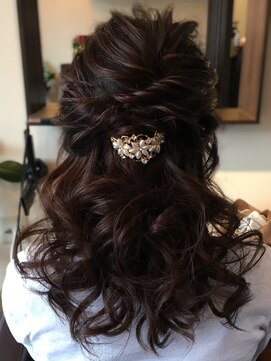 ヘアアンドメイク フルール(FleuR) ふんわり綺麗めハーフアップ