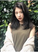 アッシュグレーの柔らか暗髪ミディアム