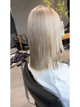シェルハ(SHELHA) ホワイトベージュ/ブリーチカラー/切りっぱなしボブ