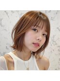 くびれで引き締め効果もある外ハネショートボブ