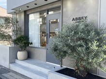 アビーカマクラ(ABBEY KAMAKURA)の雰囲気(一軒家をヘアサロンへ改装。オリーブの木が目印です)