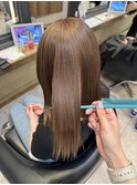 ナチュラルに馴染む、抜け感ベージュヘア