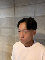 ワンワンオー バーバーショップ コンチネンタル(@110 BARBER SHOP continental) 海外風センターパートテーパーフェードフェザーショート