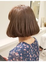 インビテーション(invitation) ペールベージュ×前下がりボブ