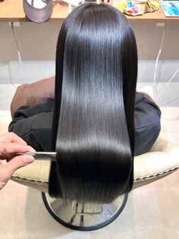 忙しい毎日に髪も心もリラックスできる空間をご提供。お客様一人ひとりと向き合った丁寧な施術が人気の秘密