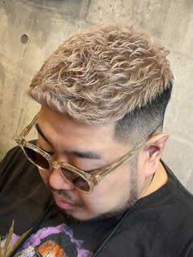 ブレイズマン(BLAZEMAN) ブロンドパーマ×フェード