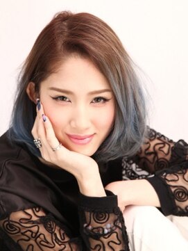 エマージュ 川崎(Emerge) 甘口、辛口どっちにもハマる内巻きスカイブルーカラー