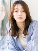くびれ、ゆるウェーブ、ミディアムヘア
