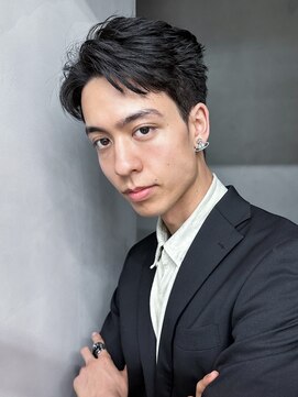 アイティー バイ アルバム 中野店(IT by ALBUM) 刈り上げセンターパートブルーブラックフェザーパーマ_F30120