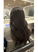 ロングヘアに柔らか質感のゆるウェーブ