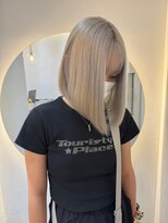 ノク(nok)&nbsp;ホワイト_オリーブベージュレイヤーカットウェットヘア