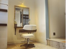 ゼロディグリースヘアデザイン(Zero degrees hair design)の雰囲気（半個室席で外の目線も気になりません）